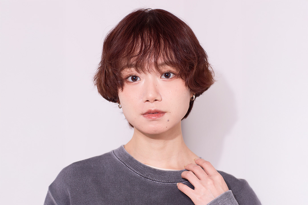 影の柔らかさを纏う、ナチュラルシックメイク カタログ画像1